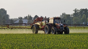 tractor-pesticiden-akkerbouw